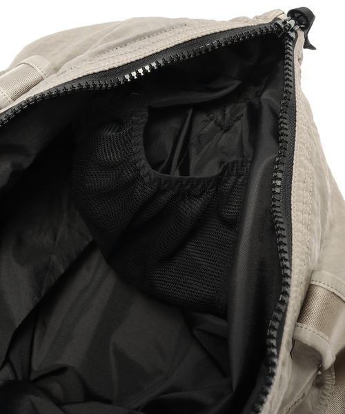 C.P. COMPANY（シーピーカンパニー）の「C.P. Company / シーピーカンパニーACC BAG IN NYLON B（トートバッグ・メンズ・ベージュ・FREE）」の6枚目の写真