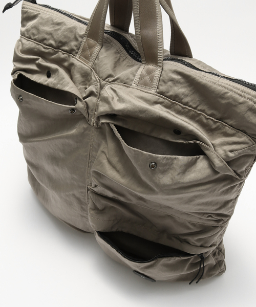 C.P. COMPANY（シーピーカンパニー）の「C.P. Company / シーピーカンパニーACC BAG IN NYLON B（トートバッグ・メンズ・ベージュ・FREE）」の7枚目の写真