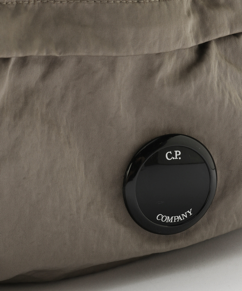 C.P. COMPANY（シーピーカンパニー）の「C.P. Company / シーピーカンパニーACC BAG IN NYLON B（トートバッグ・メンズ・ベージュ・FREE）」の9枚目の写真
