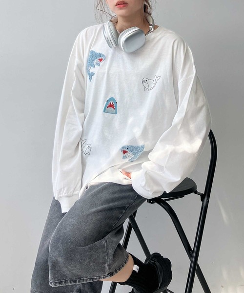 AS KNOW AS plus(アズノゥアズプラス)の「♪選びアソート ちりばめアニマルロンT (サメ・ネコ・おばけ)(Tシャツ/カットソー・レディース・チャコールグレー/ブラック/オフホワイト・FREE)」の4枚目の写真