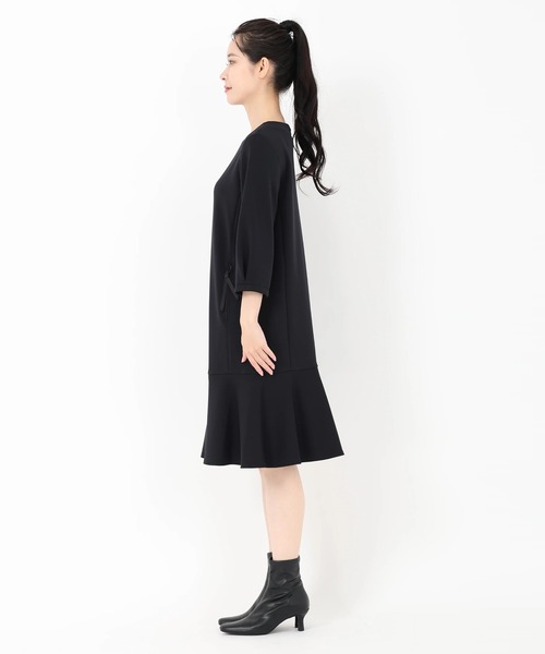 UNIVERVAL MUSE（ユニバーバル ミューズ）の「アクアジャージ_ペプラムヘムジャージワンピース（ワンピース・レディース・ベージュ/ブラック・2）」の4枚目の写真