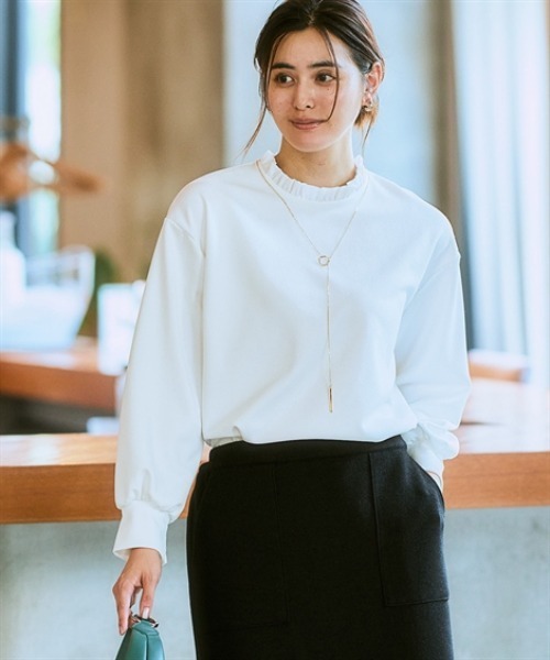 7days Life Styling(セブンデイズライフスタイリング)の「【裏側起毛であったか】フリルネックトップス<大きいサイズ有>(Tシャツ/カットソー・レディース・オフホワイト/ブラック・S/M/L/LL/3L)」の2枚目の写真