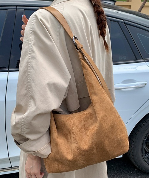 Teem Store(チームストア)の「【A4対応】太ベルトワンハンドルスエードショルダーバッグ(ショルダーバッグ・レディース・ブラウン/イエロー/ベージュ・F)」の2枚目の写真