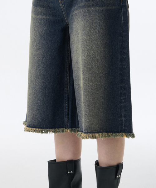 MUSINSA STANDARD WOMAN(ムシンサスタンダードウーマン)の「ウーマンズビッグブラシカットオフバミューダデニムパンツ【ラスティブルー】(デニムパンツ・レディース・その他・30/25/29/24/26/27/28)」の4枚目の写真