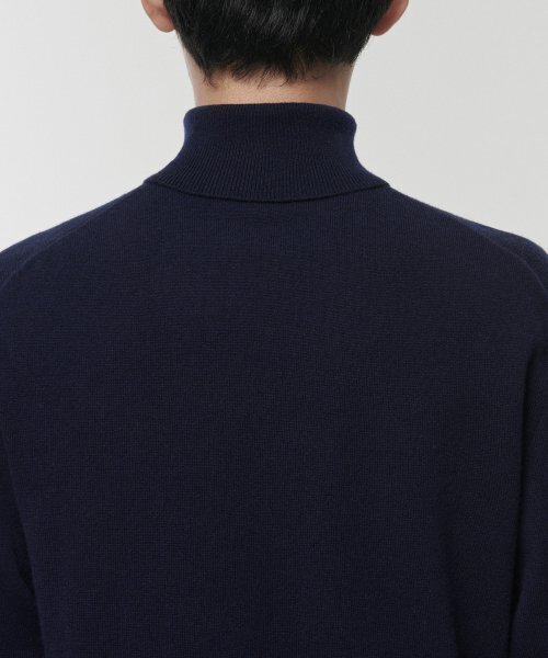 MUSINSA STANDARD（ムシンサスタンダード）の「[プレミアム] カシミヤ100 タートルネックニット [ネイビー]（ニット/セーター・メンズ・その他・SMALL/MEDIUM/LARGE/X-LARGE/XX-LARGE）」の4枚目の写真