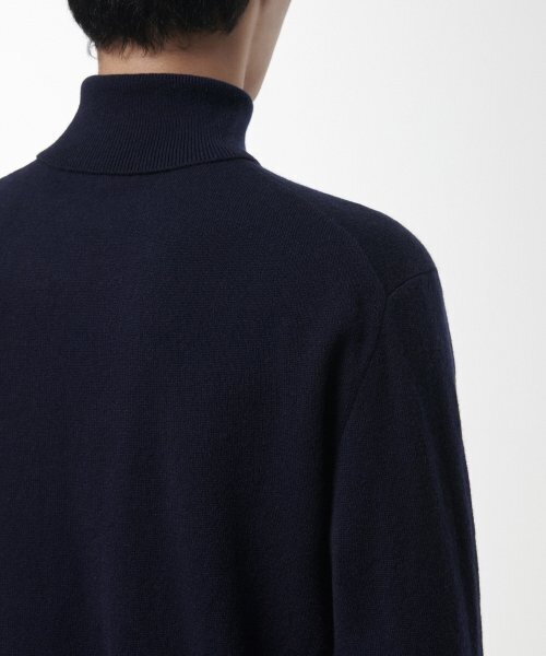 MUSINSA STANDARD（ムシンサスタンダード）の「[プレミアム] カシミヤ100 タートルネックニット [ネイビー]（ニット/セーター・メンズ・その他・SMALL/MEDIUM/LARGE/X-LARGE/XX-LARGE）」の5枚目の写真