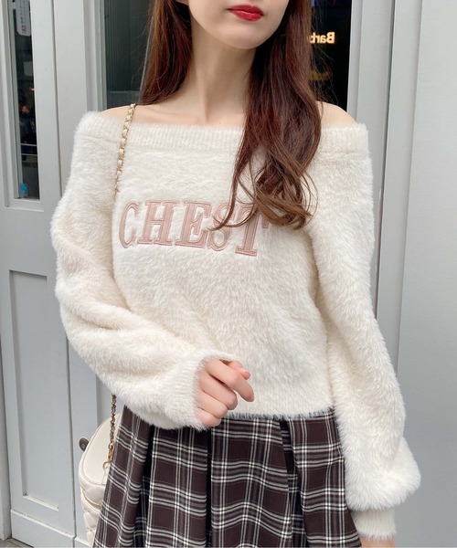 INGNI（イング）の「オフショルレザーロゴ貼付シャギーニット（ニット/セーター・レディース・ホワイト系/グレー系その他6/ワイン系2/ピンク系9・M）」の2枚目の写真