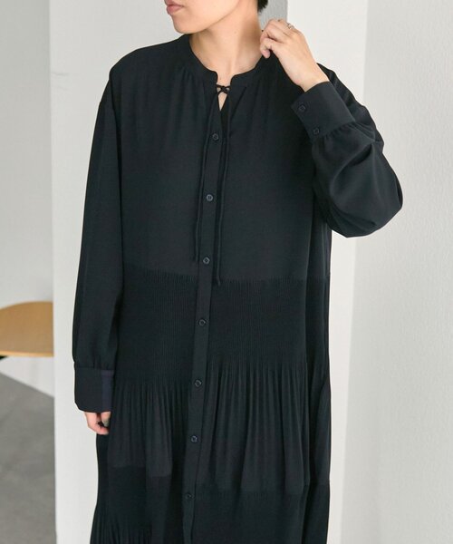 ear PAPILLONNER（イアパピヨネ）の「ステッププリーツワンピース【SUM1 STYLE】（ワンピース・レディース・キャメル/ネイビー・FREE）」の2枚目の写真