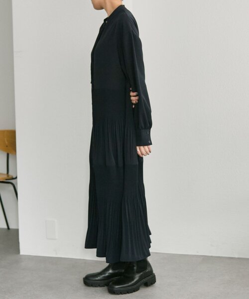 ear PAPILLONNER（イアパピヨネ）の「ステッププリーツワンピース【SUM1 STYLE】（ワンピース・レディース・キャメル/ネイビー・FREE）」の3枚目の写真