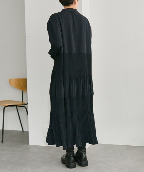 ear PAPILLONNER（イアパピヨネ）の「ステッププリーツワンピース【SUM1 STYLE】（ワンピース・レディース・キャメル/ネイビー・FREE）」の4枚目の写真