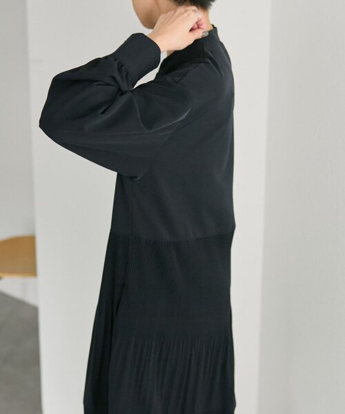 ear PAPILLONNER（イアパピヨネ）の「ステッププリーツワンピース【SUM1 STYLE】（ワンピース・レディース・キャメル/ネイビー・FREE）」の9枚目の写真