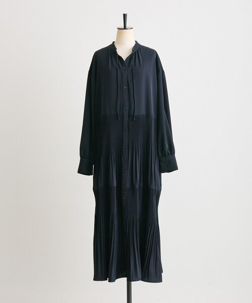 ear PAPILLONNER（イアパピヨネ）の「ステッププリーツワンピース【SUM1 STYLE】（ワンピース・レディース・キャメル/ネイビー・FREE）」の11枚目の写真