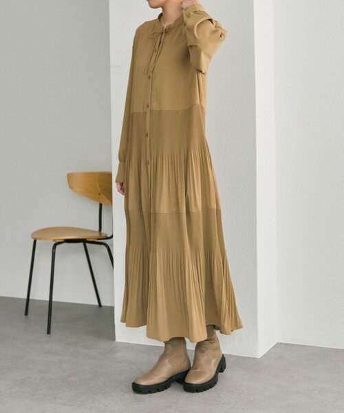ear PAPILLONNER（イアパピヨネ）の「ステッププリーツワンピース【SUM1 STYLE】（ワンピース・レディース・キャメル/ネイビー・FREE）」の13枚目の写真