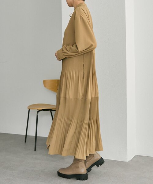 ear PAPILLONNER（イアパピヨネ）の「ステッププリーツワンピース【SUM1 STYLE】（ワンピース・レディース・キャメル/ネイビー・FREE）」の14枚目の写真