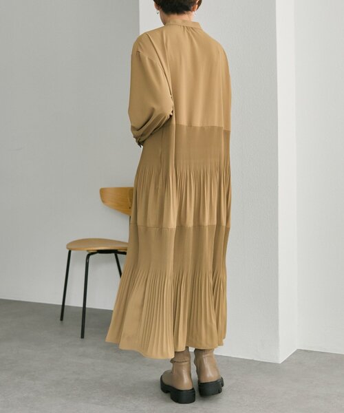 ear PAPILLONNER（イアパピヨネ）の「ステッププリーツワンピース【SUM1 STYLE】（ワンピース・レディース・キャメル/ネイビー・FREE）」の15枚目の写真