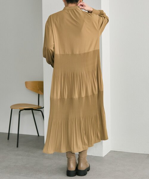 ear PAPILLONNER（イアパピヨネ）の「ステッププリーツワンピース【SUM1 STYLE】（ワンピース・レディース・キャメル/ネイビー・FREE）」の16枚目の写真