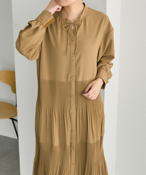 ear PAPILLONNER（イアパピヨネ）の「ステッププリーツワンピース【SUM1 STYLE】（ワンピース・レディース・キャメル/ネイビー・FREE）」の17枚目の写真