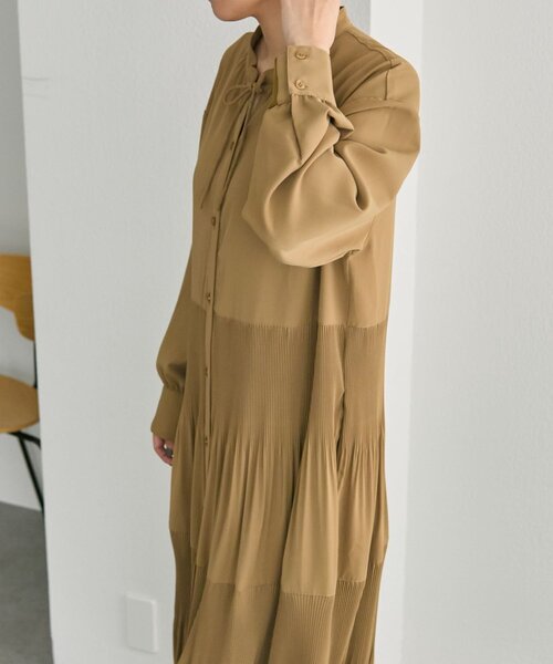 ear PAPILLONNER（イアパピヨネ）の「ステッププリーツワンピース【SUM1 STYLE】（ワンピース・レディース・キャメル/ネイビー・FREE）」の18枚目の写真
