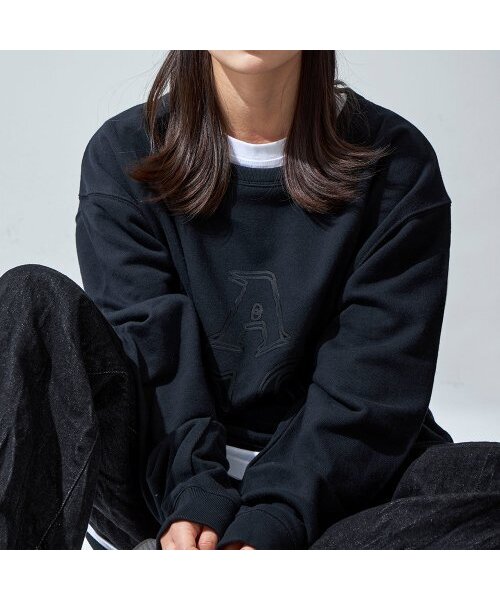 APOSTROPHE COMMA(アポストロフィコンマ)の「ACOロゴスウェットシャツ(ブラック/ブラック)(スウェット・レディース・ブラック・LARGE/MEDIUM)」の1枚目の写真