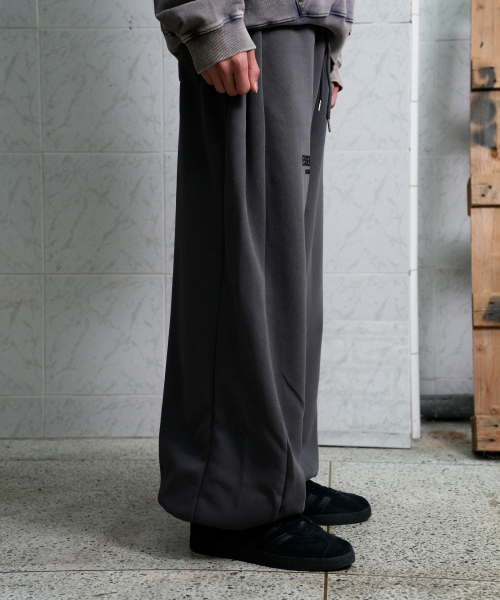 AOG PROJECT(エイオージープロジェクト)の「エッセンシャルワイドスウェットパンツ(チャコール)(スウェットパンツ・メンズ・チャコール・LARGE/X-LARGE)」の6枚目の写真