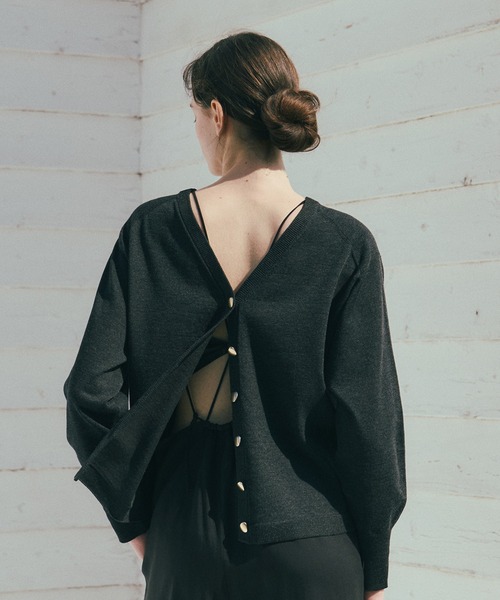 SALON adam et rope'(サロン アダム エ ロペ)の「ブライト2WAYカーディガン(カーディガン/ボレロ・レディース・チャコールグレー/ベージュ/サックスブルー・FREE)」の2枚目の写真