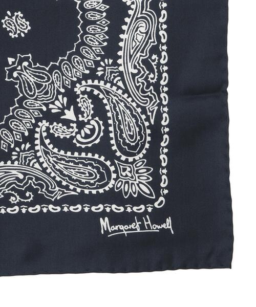 MARGARET HOWELL(マーガレットハウエル)の「SILK TWILL PAISLEY BANDANA(ストール/ショール・レディース・ネイビー/レッド系その他2・FREE)」の17枚目の写真
