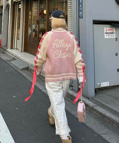 Alley Tokyo(アリートーキョー)の「袖リボンALLEYニットスタジャン(ニット/セーター・レディース・ピンク/サックスブルー・FREE)」の8枚目の写真