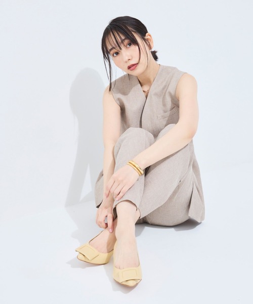ALUNE(アルネ)の「ポインテッドバックルパンプス(パンプス・レディース・ブラック系その他/ライトグレー/イエロー・24.5cm/24cm/23.5cm/23cm/22.5cm)」の15枚目の写真