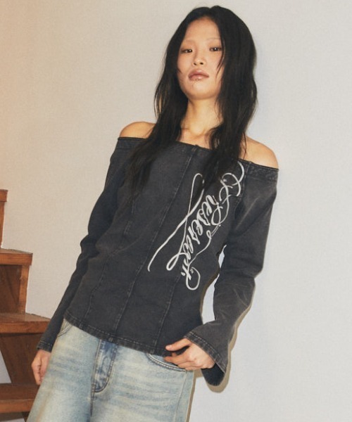 MAHAGRID(マハグリッド)の「『mahagrid/マハグリッド』 WASHED CUT-OUT OFF SHOULDER TEE/ウォッシュド カットアウト オフショルダー Tシャツ(Tシャツ/カットソー・レディース・ブラック・FREE)」の3枚目の写真