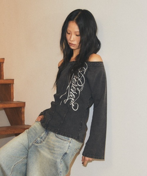 MAHAGRID(マハグリッド)の「『mahagrid/マハグリッド』 WASHED CUT-OUT OFF SHOULDER TEE/ウォッシュド カットアウト オフショルダー Tシャツ(Tシャツ/カットソー・レディース・ブラック・FREE)」の5枚目の写真