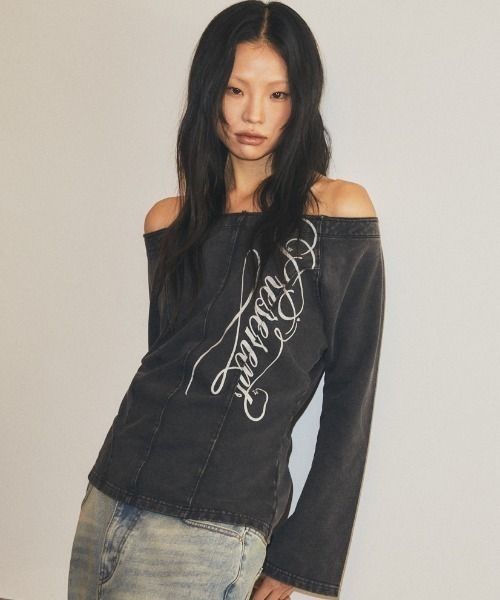 MAHAGRID(マハグリッド)の「『mahagrid/マハグリッド』 WASHED CUT-OUT OFF SHOULDER TEE/ウォッシュド カットアウト オフショルダー Tシャツ(Tシャツ/カットソー・レディース・ブラック・FREE)」の2枚目の写真