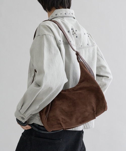 EPNK（イーピーエヌケー）の「Compact suede like shoulder bag / コンパクトスエードライクショルダーバッグ（ショルダーバッグ・メンズ・ネイビー/ブラウン/ダークブラウン/ブラック・ONE SIZE）」の2枚目の写真