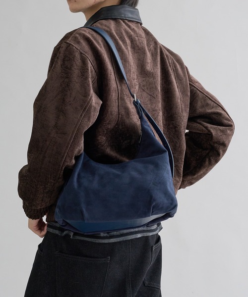 EPNK（イーピーエヌケー）の「Compact suede like shoulder bag / コンパクトスエードライクショルダーバッグ（ショルダーバッグ・メンズ・ネイビー/ブラウン/ダークブラウン/ブラック・ONE SIZE）」の4枚目の写真