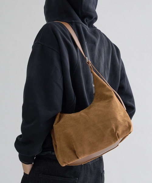 EPNK（イーピーエヌケー）の「Compact suede like shoulder bag / コンパクトスエードライクショルダーバッグ（ショルダーバッグ・メンズ・ネイビー/ブラウン/ダークブラウン/ブラック・ONE SIZE）」の3枚目の写真