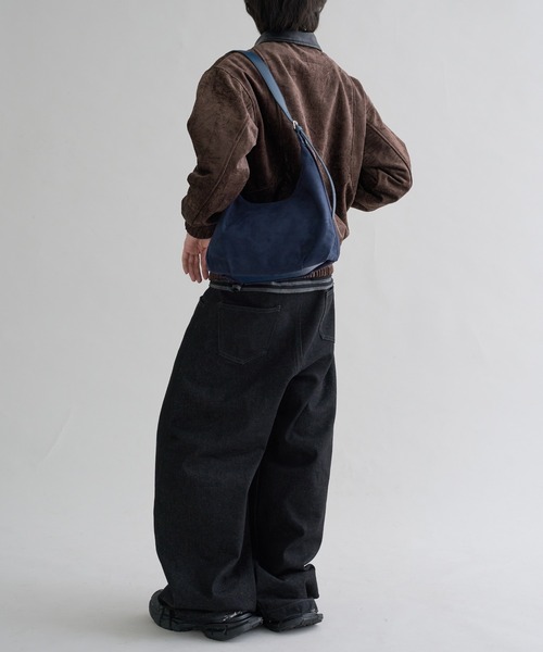 EPNK（イーピーエヌケー）の「Compact suede like shoulder bag / コンパクトスエードライクショルダーバッグ（ショルダーバッグ・メンズ・ネイビー/ブラウン/ダークブラウン/ブラック・ONE SIZE）」の8枚目の写真