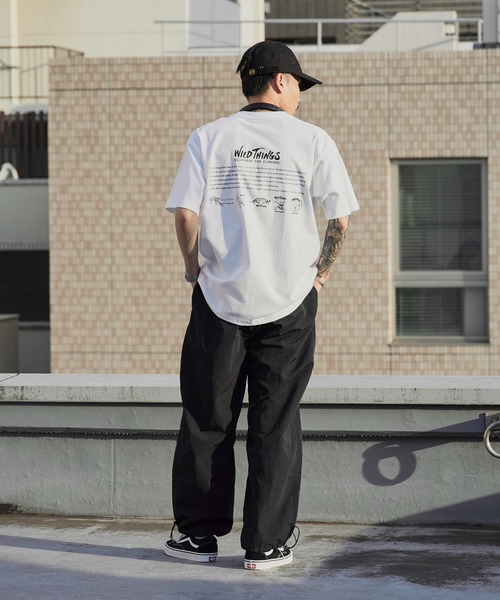 WILD THINGS（ワイルドシングス）の「WILD THINGS/ワイルドシングス OLD ICONS TEE ブランドロゴ プリントTシャツ 2026年春夏（Tシャツ/カットソー・メンズ・ホワイト/ブラック/カーキオリーブ・M/L/XL）」の16枚目の写真