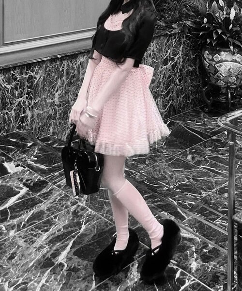 OLIVE des OLIVE（オリーブデオリーブ）の「【インフルエンサー企画】miko collar short tops（シャツ/ブラウス・レディース・ピンク/ブラック・FREE）」の10枚目の写真