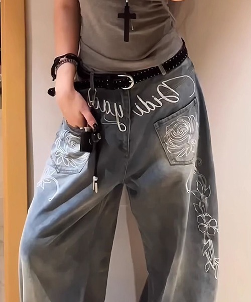 Ressaca(レサーカ)の「花柄刺繍ワイドデニムパンツ(デニムパンツ・レディース・ブルー・L/M)」の3枚目の写真