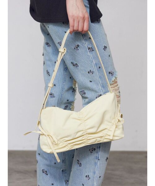 EMODA（エモダ）の「ギャザーリボンナイロンバッグ（ハンドバッグ・レディース・ブラック/ネイビー/イエロー・FREE）」の3枚目の写真