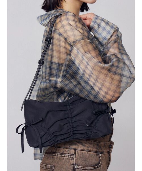 EMODA（エモダ）の「ギャザーリボンナイロンバッグ（ハンドバッグ・レディース・ブラック/ネイビー/イエロー・FREE）」の17枚目の写真