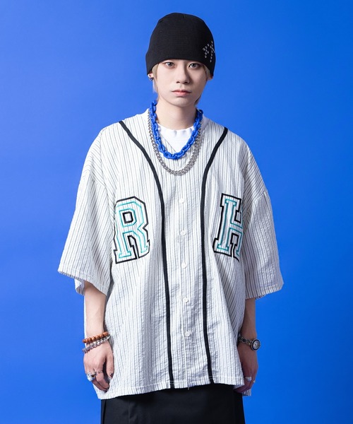 a.p.o.v.(エーピーオービー)の「a.p.o.v. ピンストライプライトコットンナンバリングデザインオーバーサイズベースボールシャツ(シャツ/ブラウス・メンズ・パープル/ホワイト・ONESIZE)」の1枚目の写真