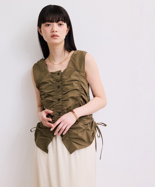 ADAM ET ROPE'(アダムエロペ)の「【WEB限定】シャーリングジレ(ベスト・レディース・ブラック/ブラウン/オフホワイト・FREE)」の4枚目の写真