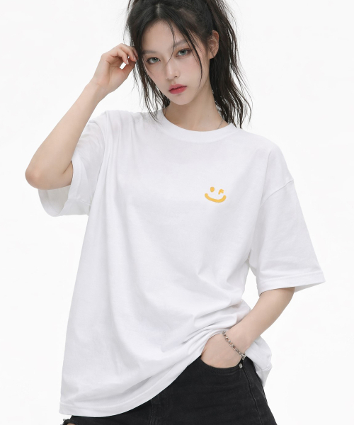 GRAVER（グレーバー）の「[ユニセックス]スモールドローイングスマイル半袖Tシャツ_ホワイト/イエローロゴ（Tシャツ/カットソー・レディース・ホワイト・SMALL/MEDIUM/LARGE/X-LARGE）」の6枚目の写真