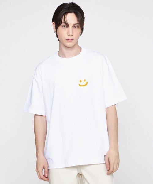 GRAVER（グレーバー）の「[ユニセックス]スモールドローイングスマイル半袖Tシャツ_ホワイト/イエローロゴ（Tシャツ/カットソー・レディース・ホワイト・SMALL/MEDIUM/LARGE/X-LARGE）」の7枚目の写真