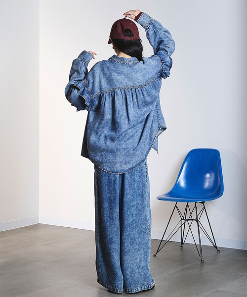 ROSE BUD(ローズバッド)の「LIGHT OZ FRILL DENIM SHIRT(シャツ/ブラウス・レディース・ライトインディゴブルー/インディゴブルー・ONE SIZE)」の6枚目の写真