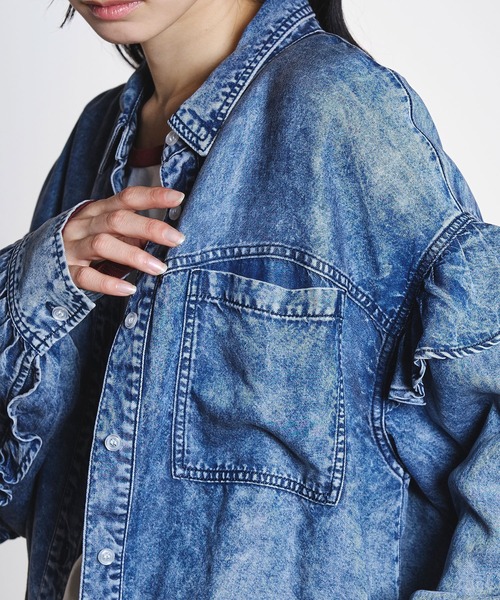 ROSE BUD(ローズバッド)の「LIGHT OZ FRILL DENIM SHIRT(シャツ/ブラウス・レディース・ライトインディゴブルー/インディゴブルー・ONE SIZE)」の4枚目の写真