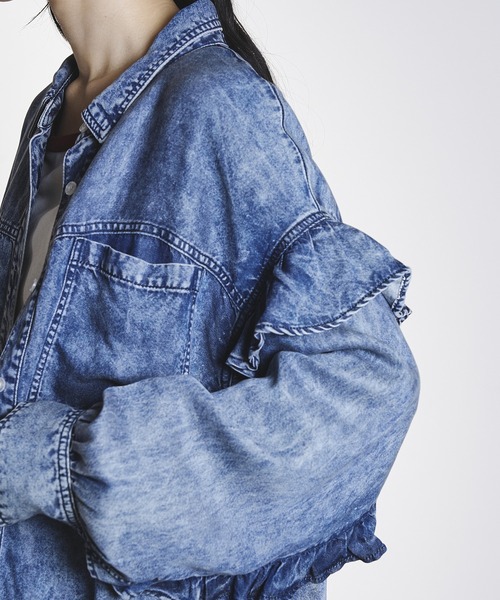 ROSE BUD(ローズバッド)の「LIGHT OZ FRILL DENIM SHIRT(シャツ/ブラウス・レディース・ライトインディゴブルー/インディゴブルー・ONE SIZE)」の3枚目の写真
