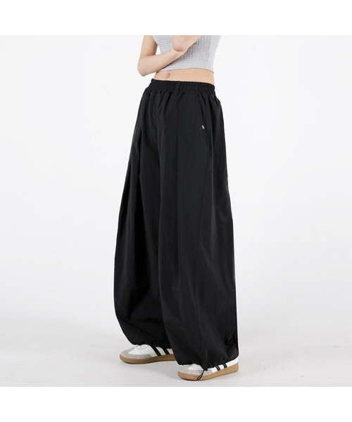 UMM(ウム)の「レディース バサラックダブルピンタックバルーンワイドパンツ 2COLOR(その他パンツ・レディース・ブラック/チャコール・F)」の2枚目の写真
