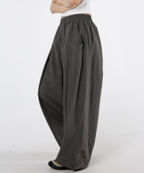 UMM(ウム)の「レディース バサラックダブルピンタックバルーンワイドパンツ 2COLOR(その他パンツ・レディース・ブラック/チャコール・F)」の12枚目の写真