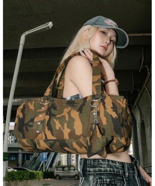 CHEER(チアー)の「スタッズライン・カモフラボストンバッグ(トートバッグ・レディース・カモフラージュ/パープル系その他・フリー)」の1枚目の写真